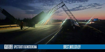 Пьяный бесправник снес консольную опору на М1 в Березовском районе