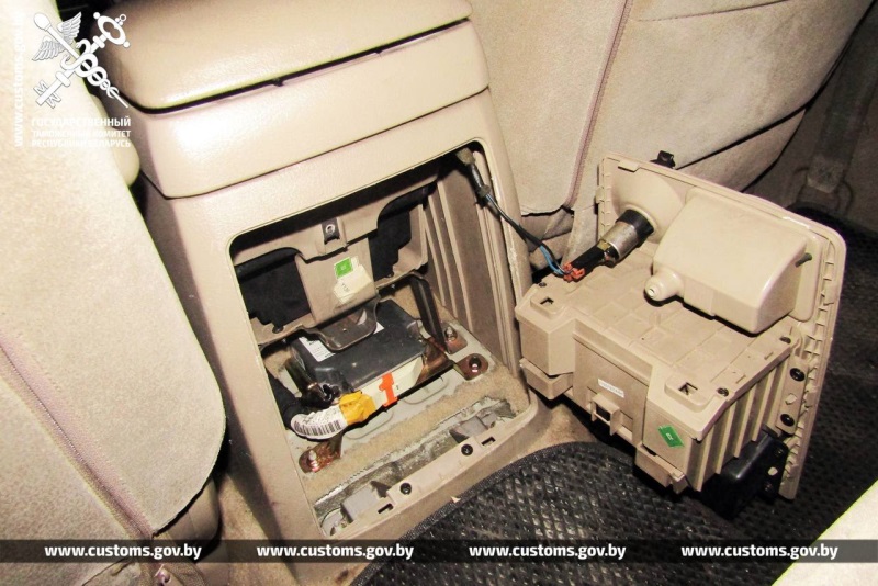 Везли запчасти на авто в тайниках, теперь могут лишиться авто