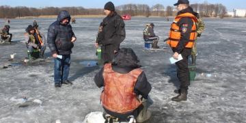 Спасатели в Бресте проводят профилактическую работу среди любителей подледной рыбалки