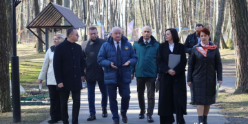 Глава области Пётр Пархомчик посетил оздоровительный лагерь «Салют»