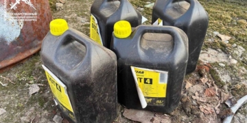 На границе изъяли 24 канистры опасной жидкости