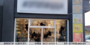 В Барановичах мужчина разбил окна в пиццерии и не смог пояснить — зачем?