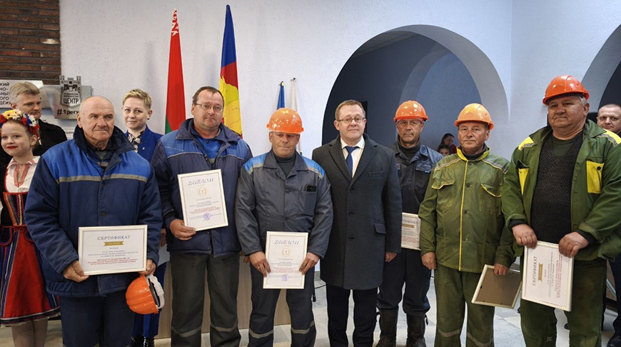 Лучшие каменщики области получили заслуженные награды