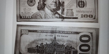 Отец подарил дочке 100-долларовую купюру, она оказалась фальшивой