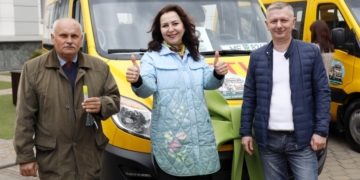 Беларусбанк подарил школе деревни Новые Лыщицы новый автобус для подвоза детей в школу