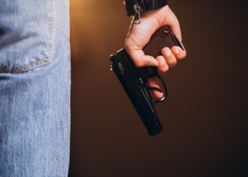 Угрожал зажигалкой в виде пистолета, а отвечать будет по уголовной статье