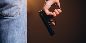 Угрожал зажигалкой в виде пистолета, а отвечать будет по уголовной статье