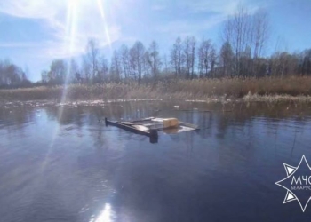 У рыбаков развалился самодельный плот на водоеме, пришлось вызывать спасателей