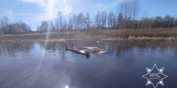 У рыбаков развалился самодельный плот на водоеме, пришлось вызывать спасателей