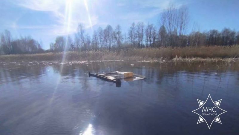 У рыбаков развалился самодельный плот на водоеме, пришлось вызывать спасателей
