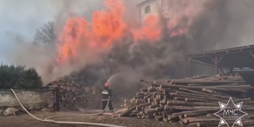 Вчера в Ружанах спасатели ликвидировали пожар. Огонь угрожал местному костёлу