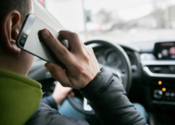 телефон за рулем