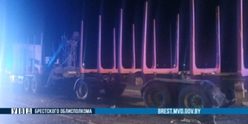 Вчера в Брестском районе Ауди въехала в стоящий на обочине МАЗ