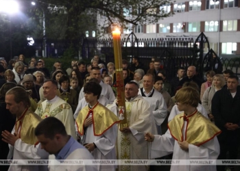 Католики сегодня празднуют Пасху. В Бресте прошло праздничное богослужение