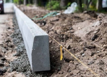Технология укладки тротуарного бордюра: пошаговое руководство