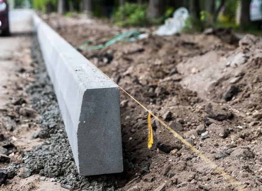 Технология укладки тротуарного бордюра: пошаговое руководство