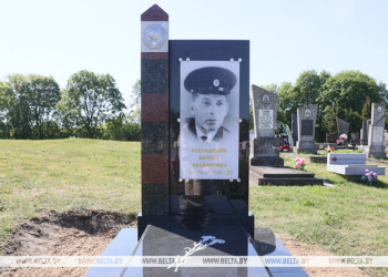 Обновленный памятник Варламу Кублашвили открыли на Гарнизонном кладбище в Бресте