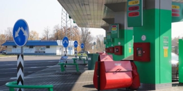 На Полесье нравы бывают суровыми: на заправке полешук избил одного человека, а другому откусил ухо