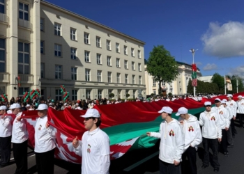 В Бресте на площади Ленина проходят торжества, посвященные Дню Государственного флага, герба и гимна