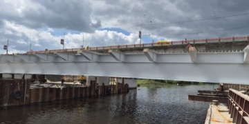 На мосту по бульвару Шевченко монтируют 24-метровые балки