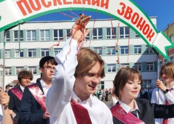 Торжественные линейки проходят во всех школах города для выпускников 9 и 11 классов