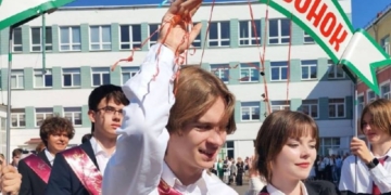 Торжественные линейки проходят во всех школах города для выпускников 9 и 11 классов