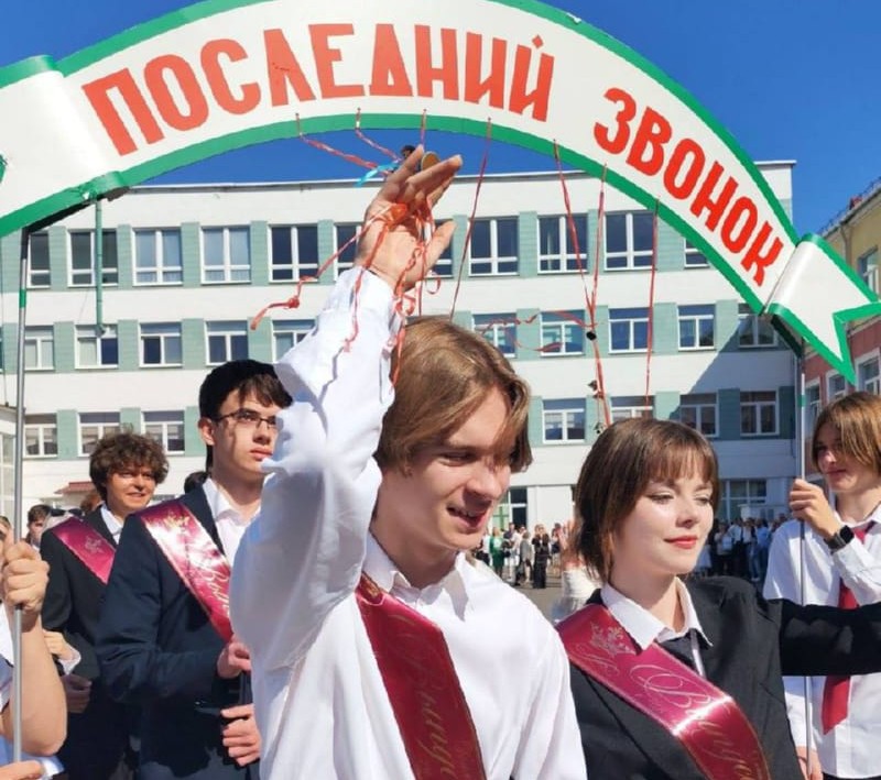 Торжественные линейки проходят во всех школах города для выпускников 9 и 11 классов