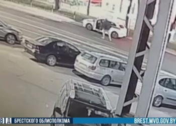 Пьяная выходка в Бресте: мужчина пытался вытащить таксиста из машины, но не смог и выместил злость на авто