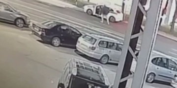 Пьяная выходка в Бресте: мужчина пытался вытащить таксиста из машины, но не смог и выместил злость на авто