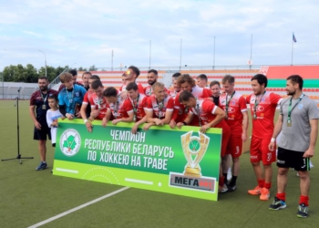 Чемпионов Беларуси по хоккею на траве чествовали в Брестском облисполкоме