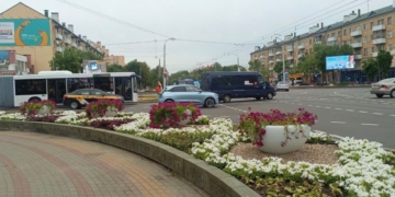 Брест продолжает наполняться яркими цветочными композициями