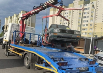 В БРЕСТЕ СОБИРАЮТ «ПОДСНЕЖНИКИ». Брошенные автомобили отправляются в утиль
