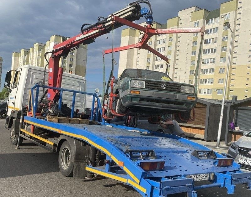 В БРЕСТЕ СОБИРАЮТ «ПОДСНЕЖНИКИ». Брошенные автомобили отправляются в утиль