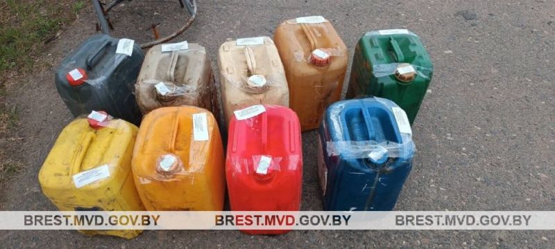 Водитель дорожного предприятия сливал топливо для продажи в лесу и прятал в тайниках
