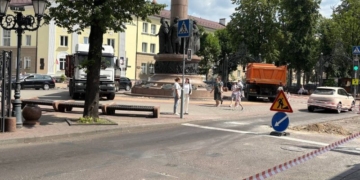 Возле памятника Тысячелетия Бреста меняют плитку. Возможны затруднения для движения