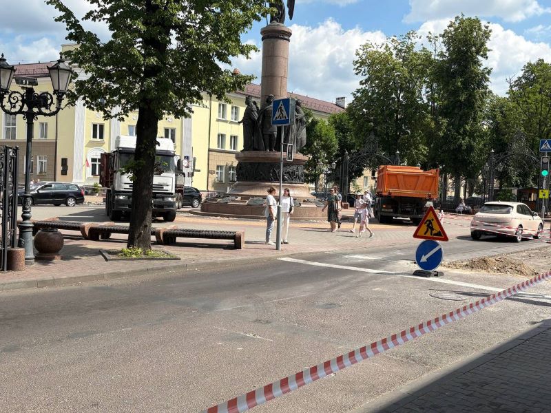 Возле памятника Тысячелетия Бреста меняют плитку. Возможны затруднения для движения