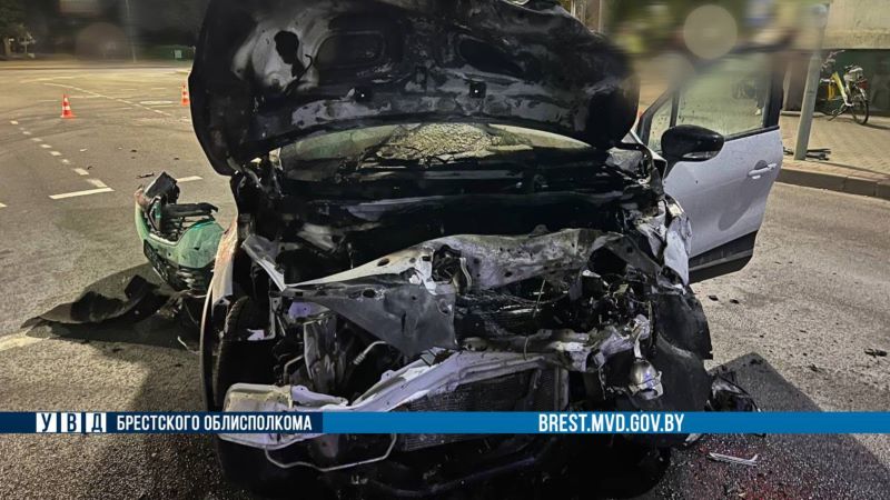 ДТП в Бресте: от столкновения загорелся автомобиль