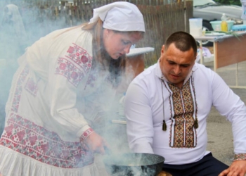 Драники на колоде, косьба и семейный дух: как в Долбизно выбирали «Властелина села-2026»