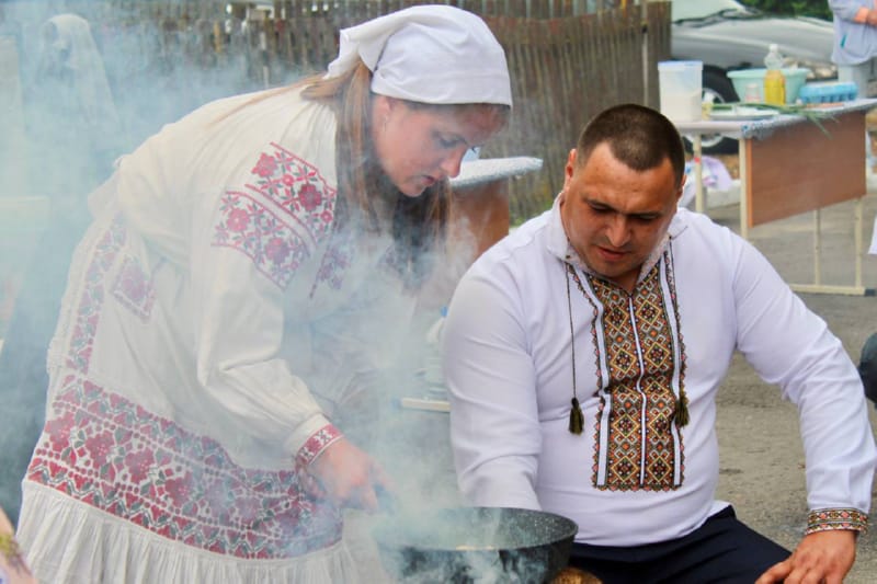 Драники на колоде, косьба и семейный дух: как в Долбизно выбирали «Властелина села-2026»