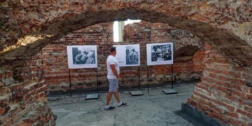 В руинах Белого Дворца Брестской крепости работает фотовыставка