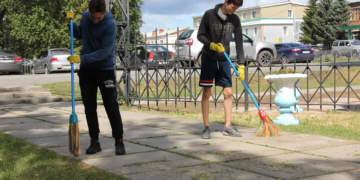 Подростки подметают улицу