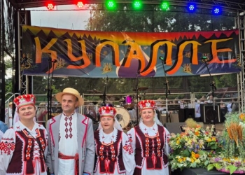Костры, венки, цветок папоротника, любовь и песни: белорусская «Купальская ночь» прошла в польской Беловеже