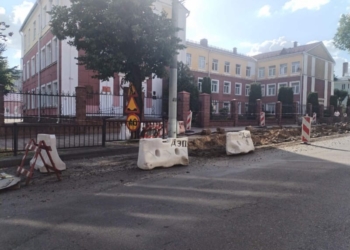 Возле Гимназии №1 Бреста начали обустраивать зону посадки и высадки учеников