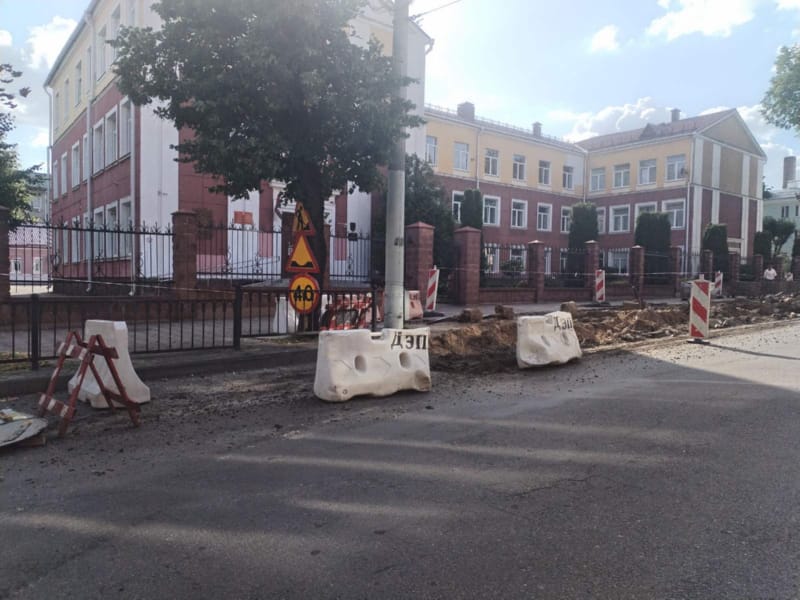 Возле Гимназии №1 Бреста начали обустраивать зону посадки и высадки учеников