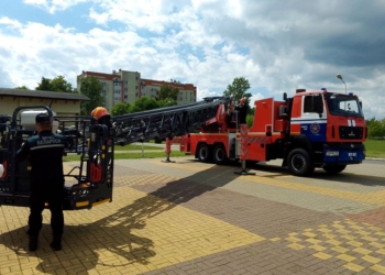В канун Дня пожарной службы в Брест поступила новая спецтехника МЧС