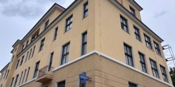 «Девичий» виноград возвращается на свое место после ремонта на Леваневского, 1