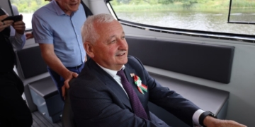 губернатор на катамаране