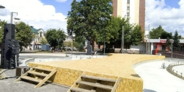 У фонтана на Советской смонтировали подиум и установили большой экран. Фотофакт