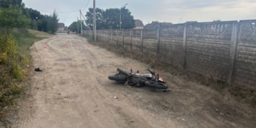 В Ольшанах бесправник на мотоцикле врезался в забор — доставлен в больницу в коме