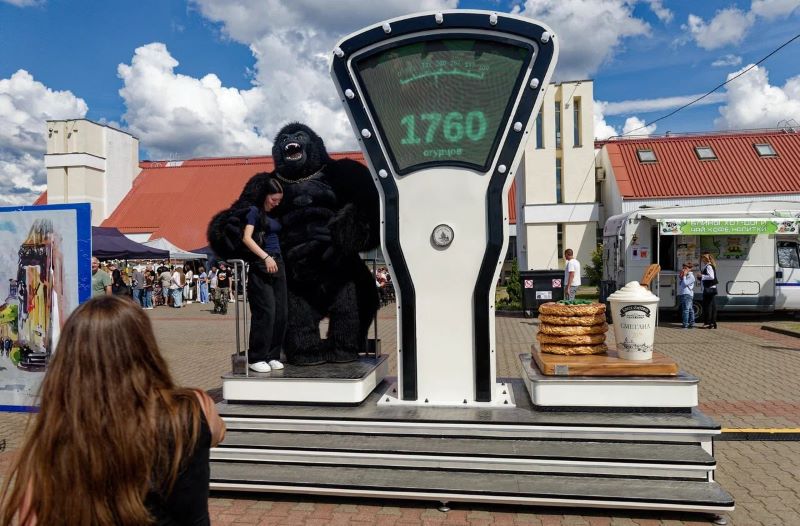 Весы возле Ледового дворца стали одним из самых популярных объектов во время празднования Дня города